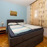 1 Bedroom In Okrug Gornji Apartment *