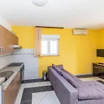 1 Bedroom In Okrug Gornji Apartment *