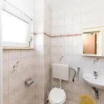 1 Bedroom In Okrug Gornji *