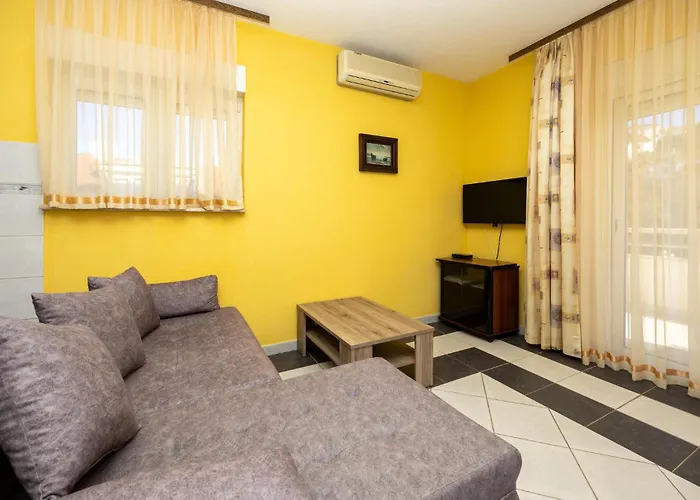 Lovely In Okrug Gornji Appartement Trogir