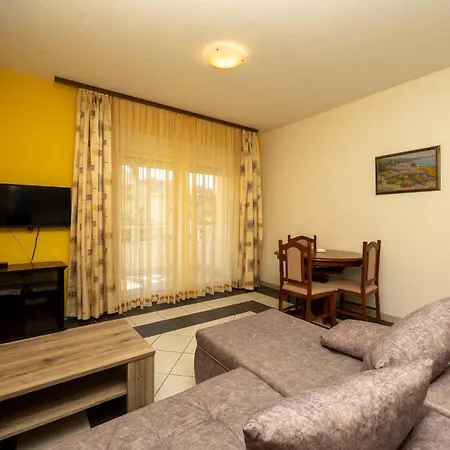 1 Bedroom In Okrug Gornji تروغير