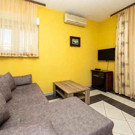 Lovely In Okrug Gornji Apartment Trogir