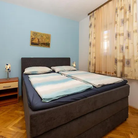 1 Bedroom In Okrug Gornji شقة *