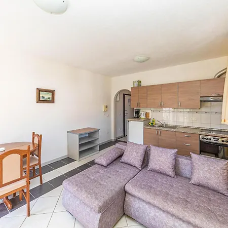 1 Bedroom In Okrug Gornji تروغير