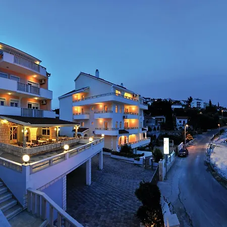 Apartment Lovely In Okrug Gornji
