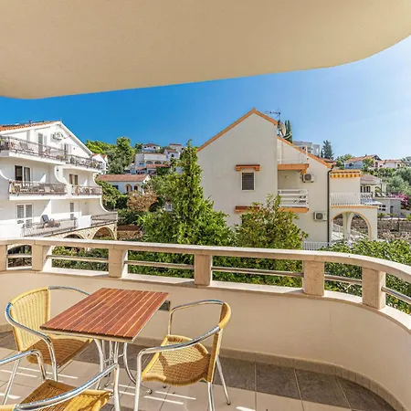 1 Bedroom In Okrug Gornji * تروغير