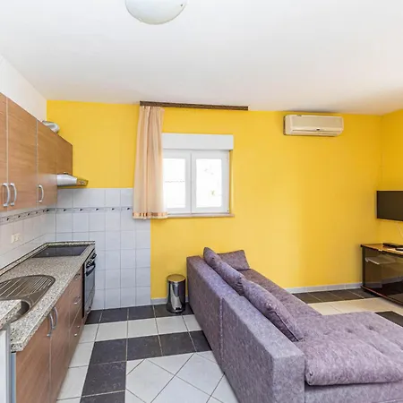 1 Bedroom In Okrug Gornji شقة *