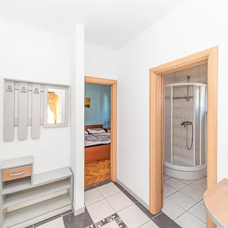 1 Bedroom In Okrug Gornji شقة *