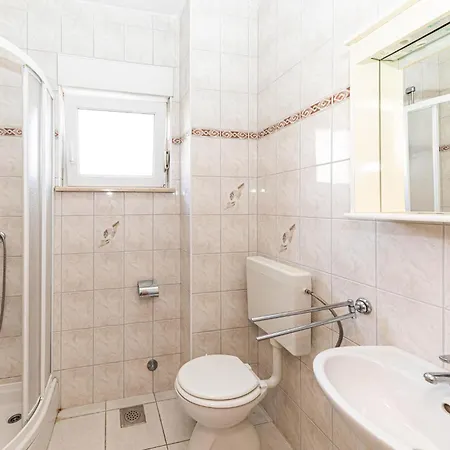 1 Bedroom In Okrug Gornji شقة تروغير