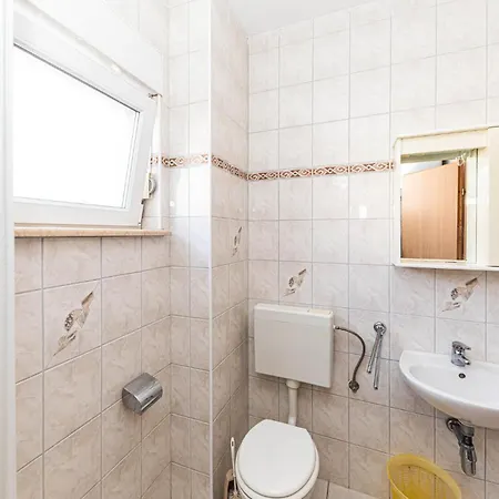 1 Bedroom In Okrug Gornji *