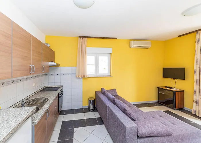 Lovely In Okrug Gornji Apartment *
